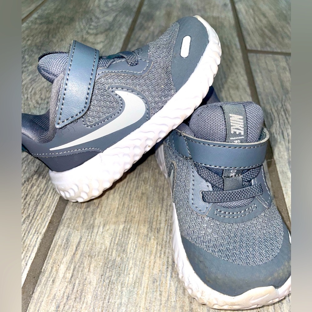 toddler nike revolution shoes, gray size 5c
